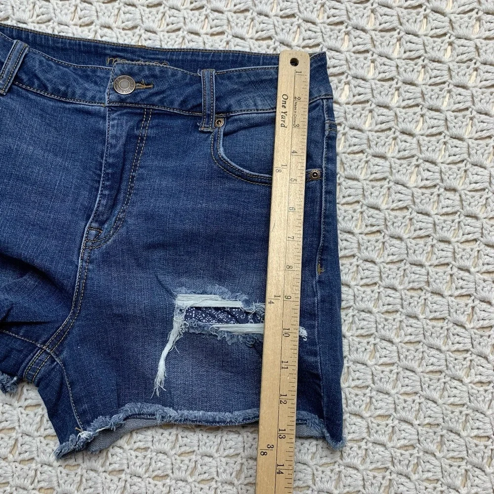Maurices Jeans Shorts Women's Sz 6 Blue Denim   high-rise Distressed‎ Waist'28